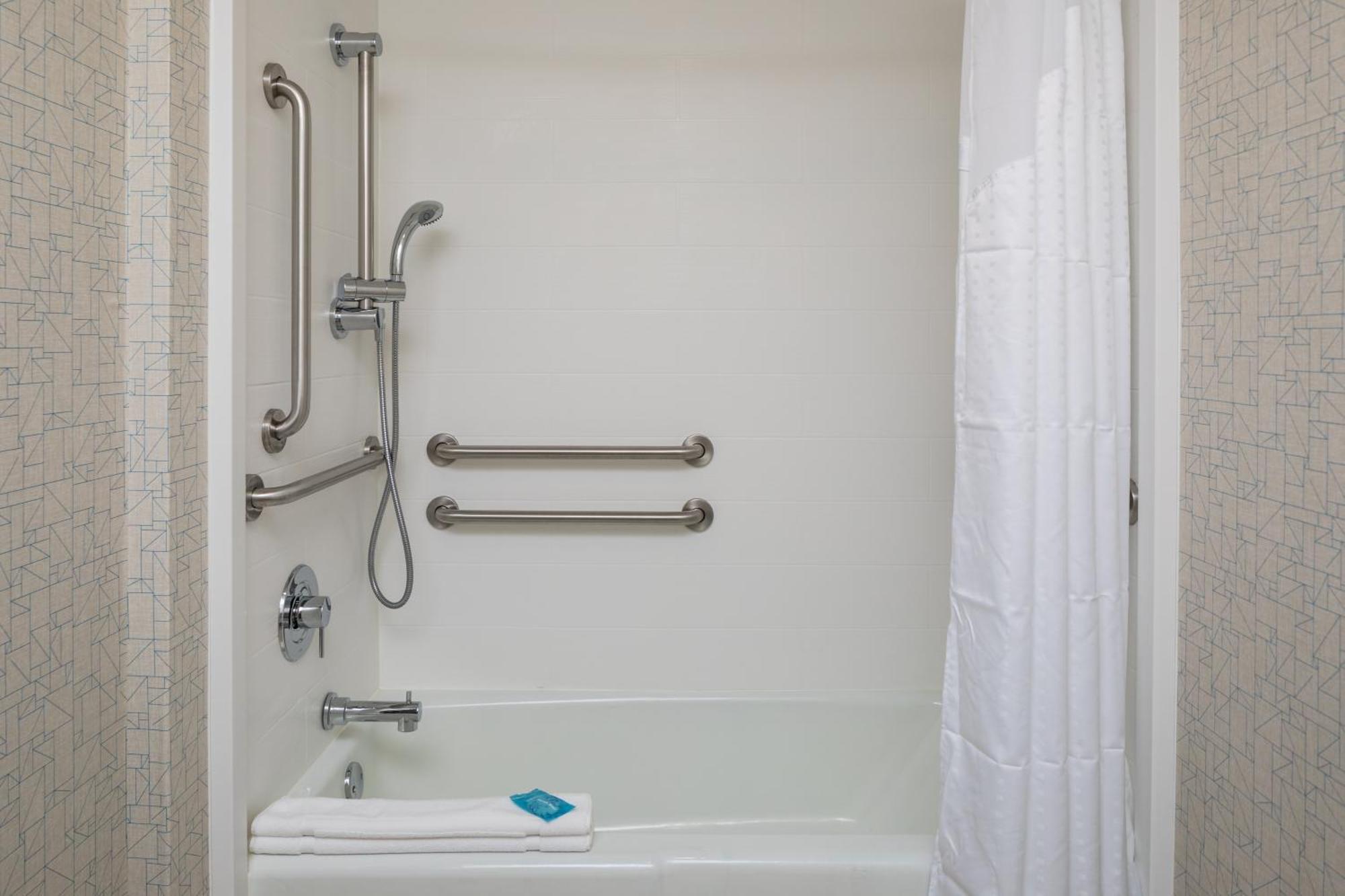 Double Room - Mobility Access Tub/Non-Smoking