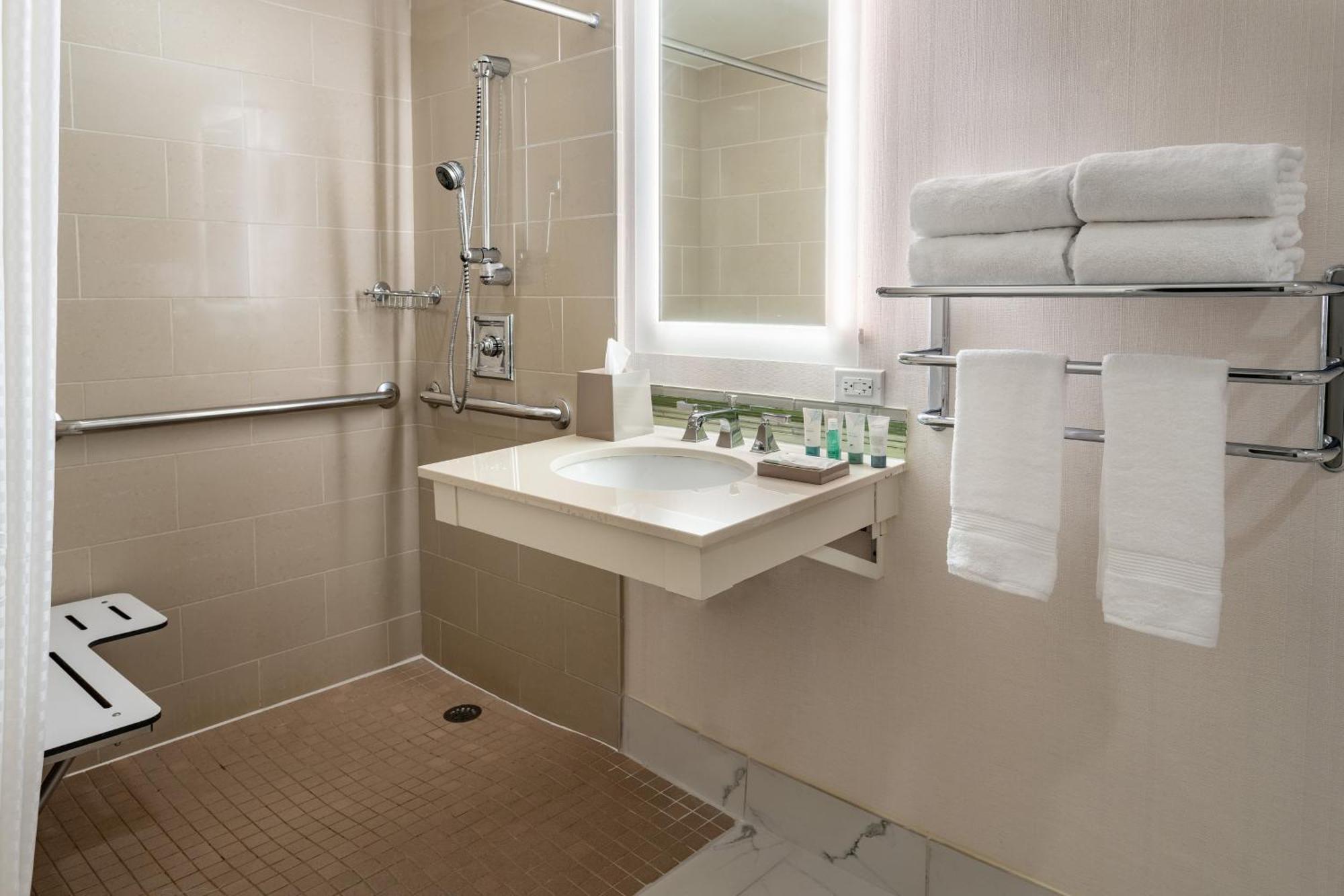 Traditionelles Zimmer mit Kingsize-Bett und ebenerdiger Dusche – barrierefrei