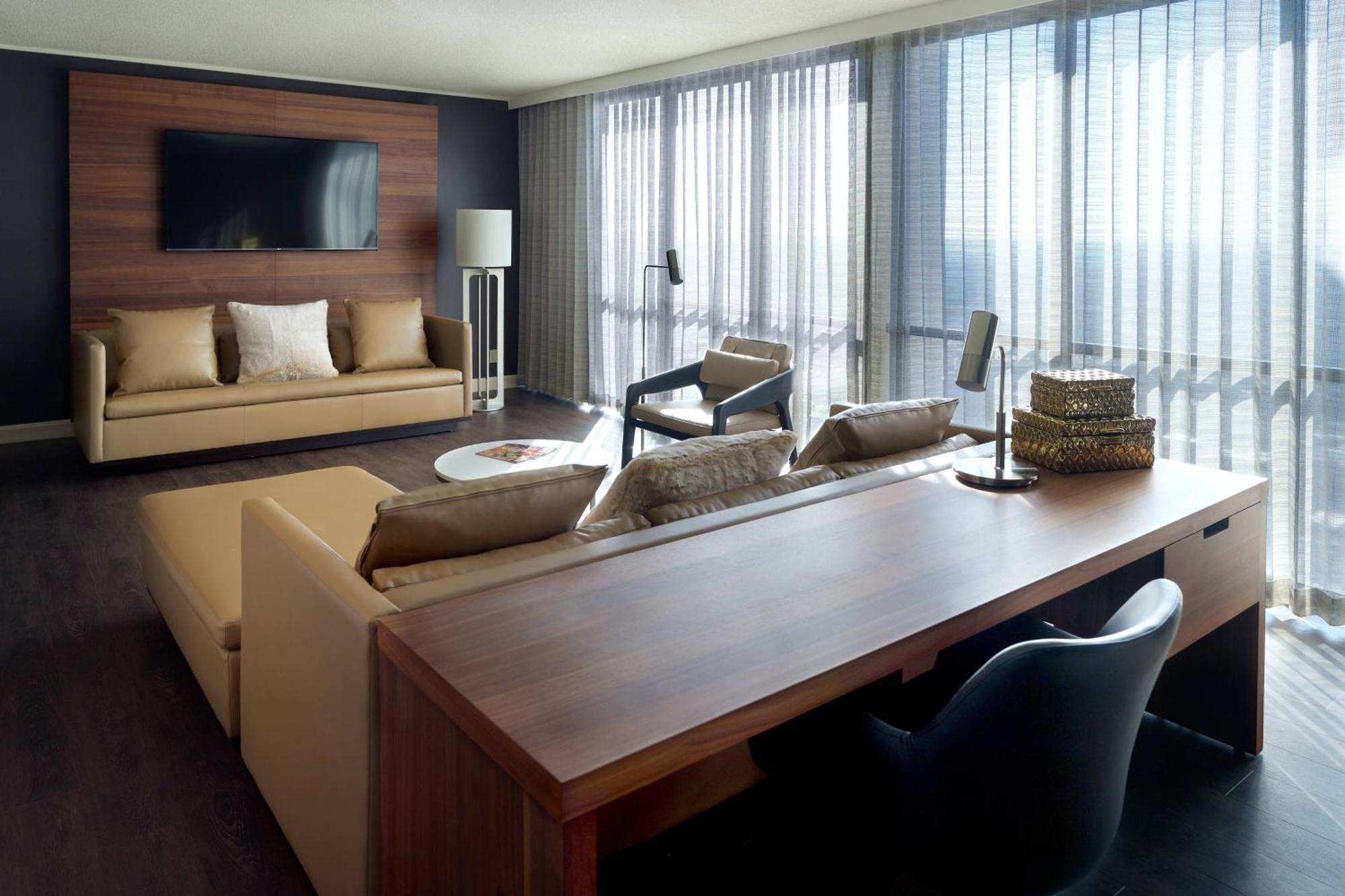 Suite Lit King-Size Exécutive avec Canapé-Lit et Accès au Salon Concierge